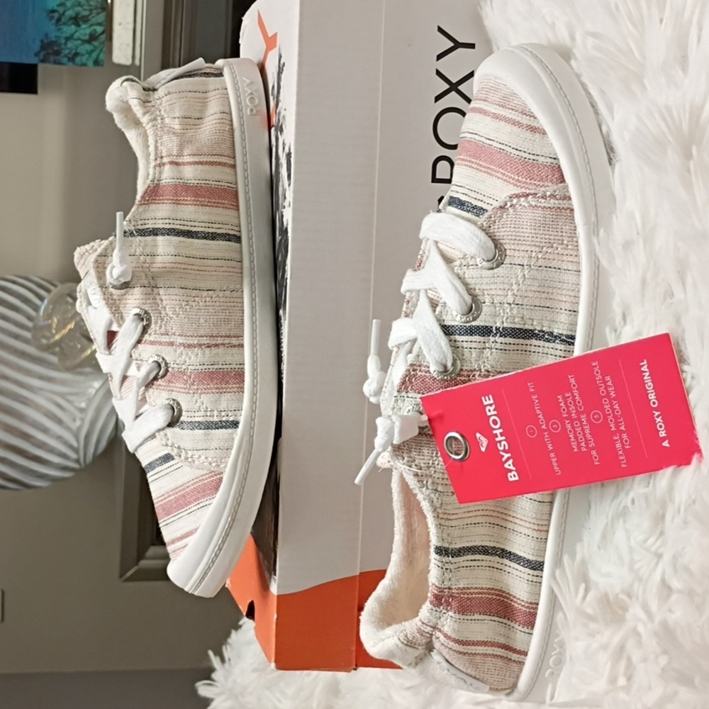 NWT Roxy Bayshore III Striped Sneakers - Pink and Cream SZ 6.5